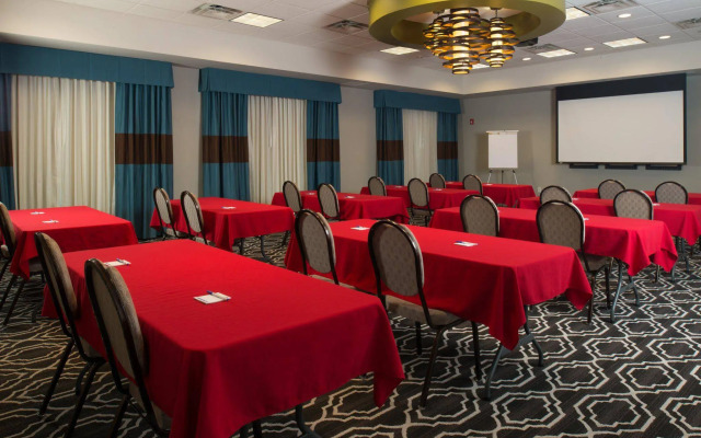 Holiday Inn Express & Suites North Kansas City by IHG