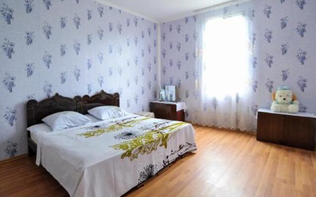 Nini House