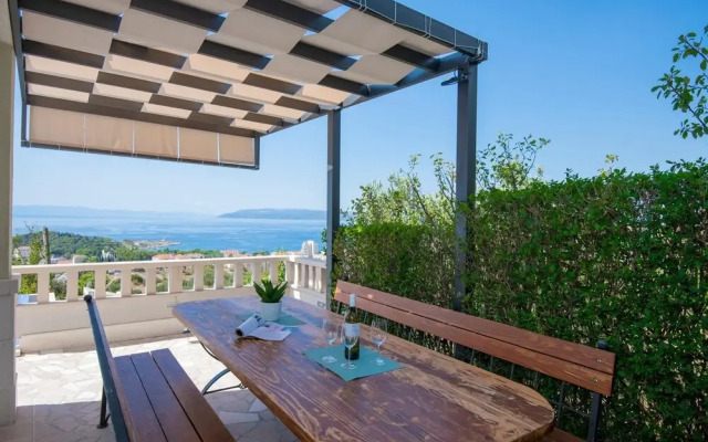 Amazing Home in Makarska With Wifi and 6 Bedrooms
