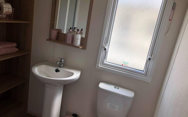 Lovely 3-bed Caravan With Hot Tub in Lincolnshire