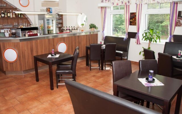 Restaurace a penzion Zděná Bouda