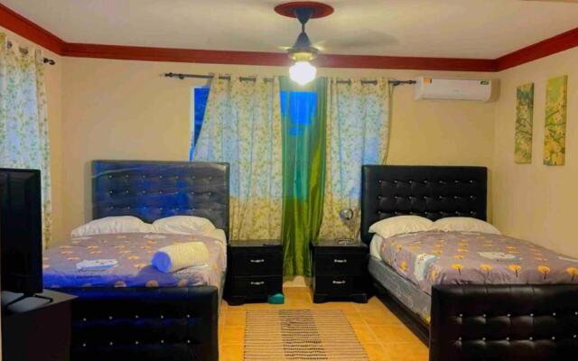 Lovely 2 Bedroom Condo With Pool And Hot Water