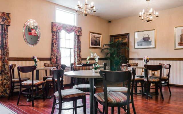 Econo Lodge & Suites