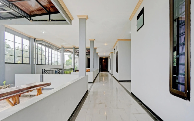 OYO 90396 The Halona Villa Batu
