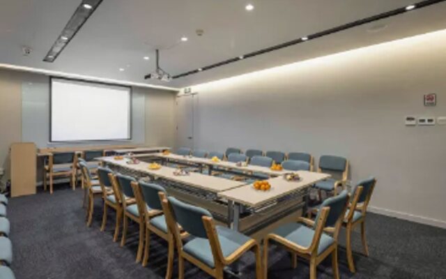 Home Inn Plus (Kunming Tongde Square Wanhong Road)