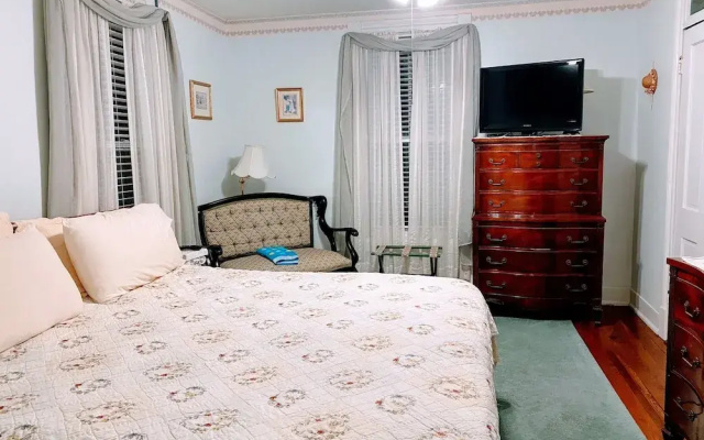 Colonial Beach Plaza Bed & Breakfast