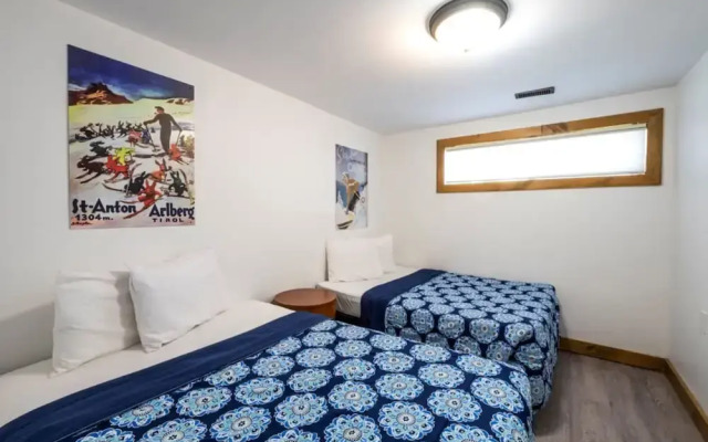 Spacious 8 bdrm Blue Mountain Cottage, Perfect for Large Groups, Private Beach, BBQ, Hot Tub, Sauna - фото 3