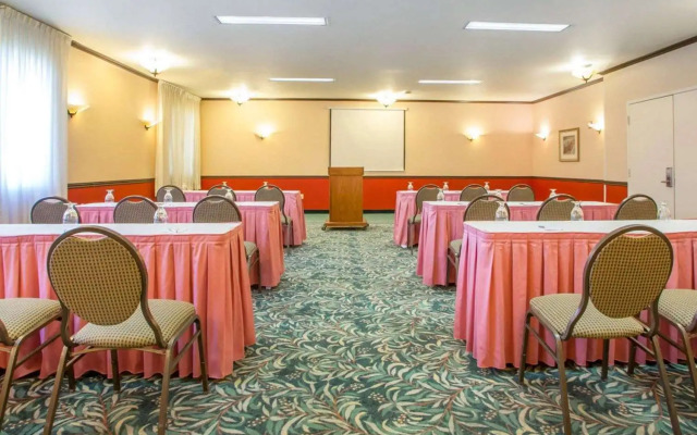 La Quinta Inn & Suites by Wyndham South Holland