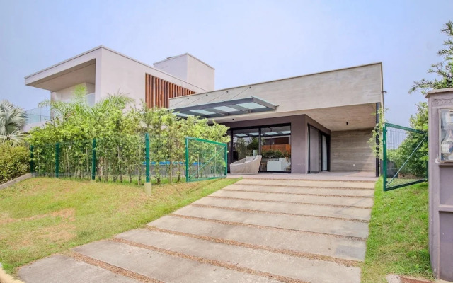 Modern House With Pool Next to Surfland Roi00