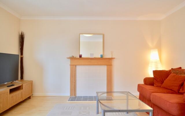 Modern Two Bedroom Flat in Leith