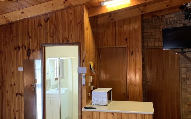 Lightning Ridge Outback Resort & Caravan Park