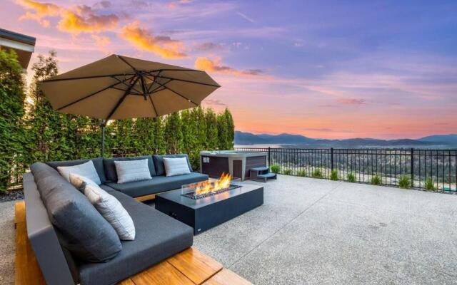 Newly Modern House w/ urban landscape of Kelowna!！