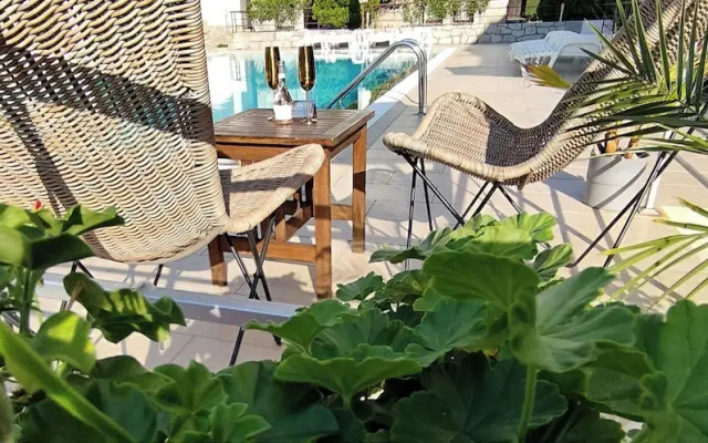 New Line Village Apartments, up to 4 Guests