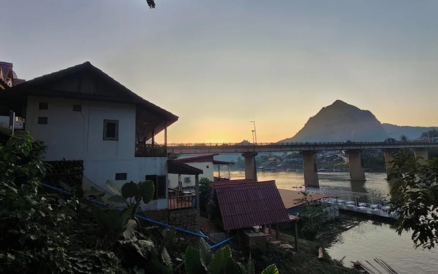Pont Inn Nong Khiaw