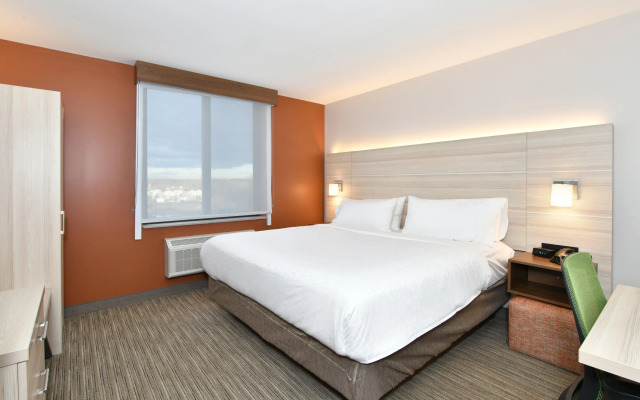 Holiday Inn Express Staten Island West