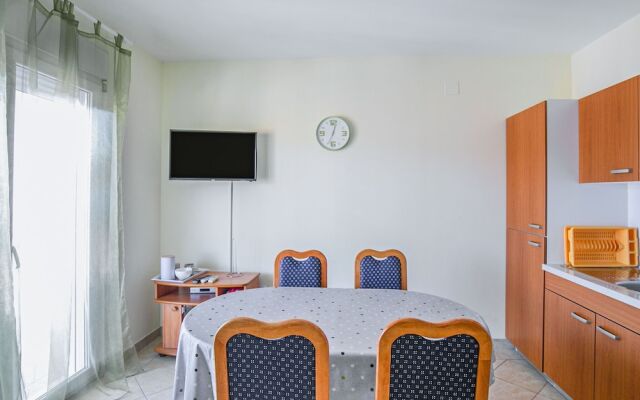 Restful Apartment in Mastrinka near Beach & Town Center