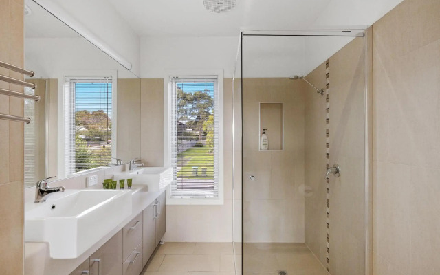 Saltwater Breeze Retreat