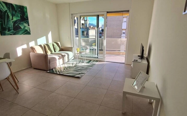 "central Brand New Apartment With Private Parking"