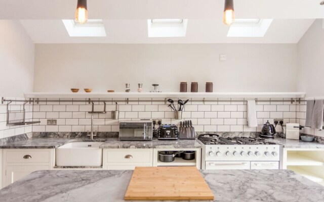 Modern 3 Bed Home in trendy Cambridge suburb