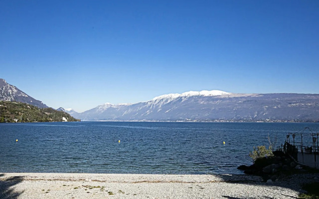 Borgo Degli Ulivi shared pool- 200m lake