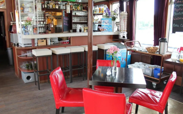 Eastern Comfort - The swimming hostel