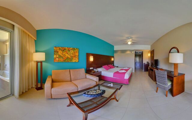 Now Larimar - Preferred Club Deluxe Pool/piscina View