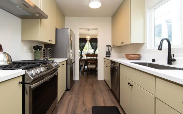 Stylish Apartment near Dodger St