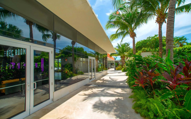 Modern 1BR Apt w Rooftop Pool Onsite Amenities