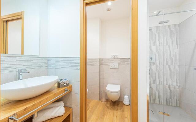 Room 176, Alba town