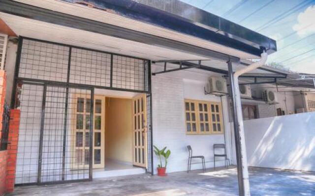 19, Maxi GuestHouse ||2 Mins Walk to Taman Bahagia LRT