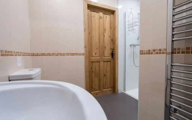 The Holmes Barn - Sleeps 16 - Peak District