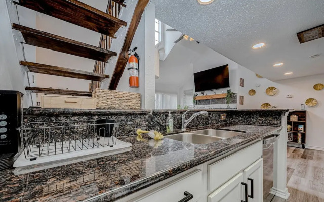 Upscale 1BR Condo in Med Center