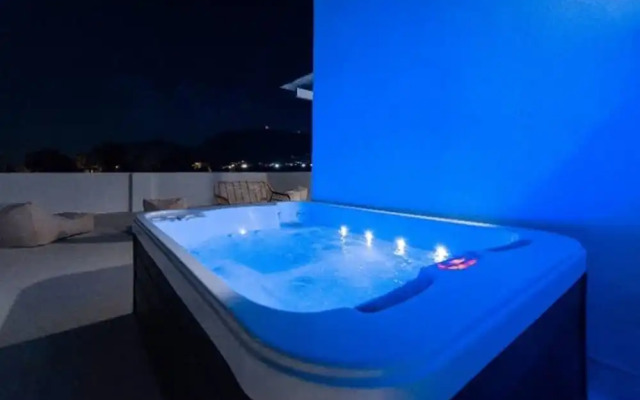 Golden Sunrise Suites - Santorini Lux Family Suite