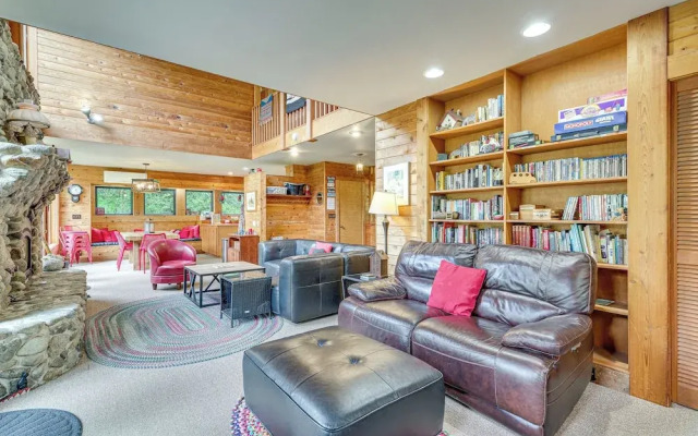 Riverfront Skykomish Cabin w/ Private Hot Tub!