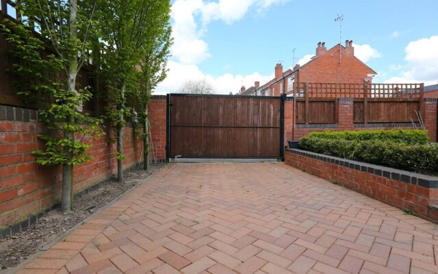 3/4 Bed House 2 Bathroom off Road Parking