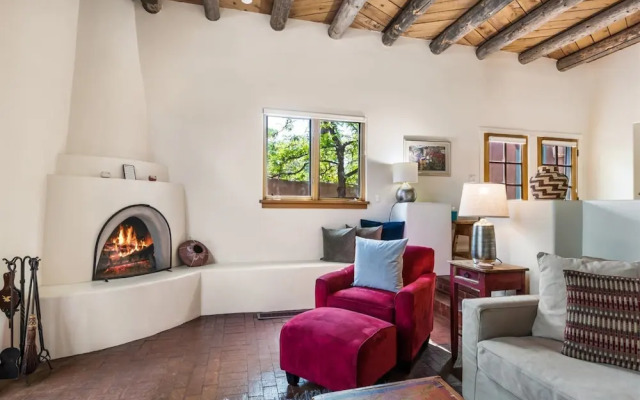 Old Santa Fe Trail - Walk Everywhere, Kiva Fireplace, Amazing Natural Light