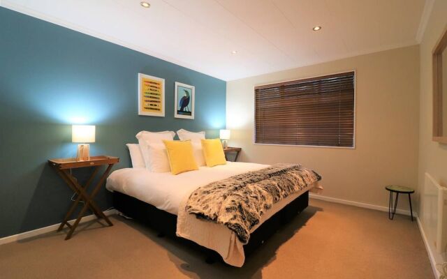 Spacious Central City Apartment with Parking