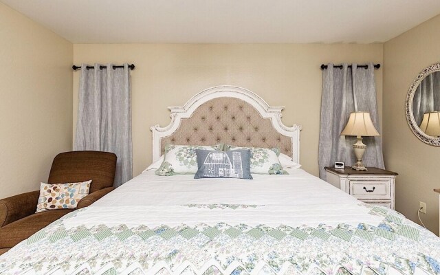 Farmhouse Surprise - 3 Bedroom by Casago