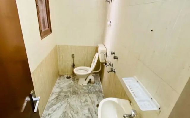 Goroomgo White Elephant Inn Noida