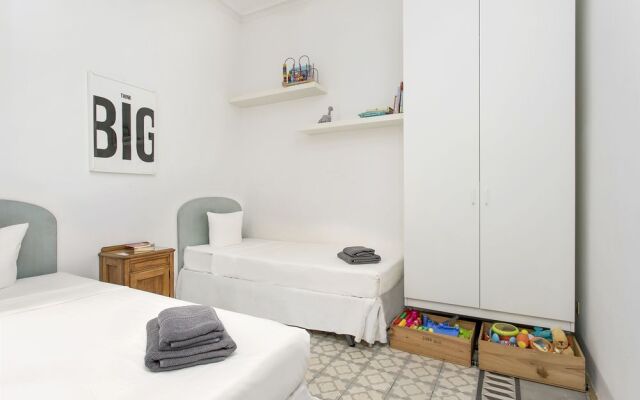 Spacious and luminous flat with balcony