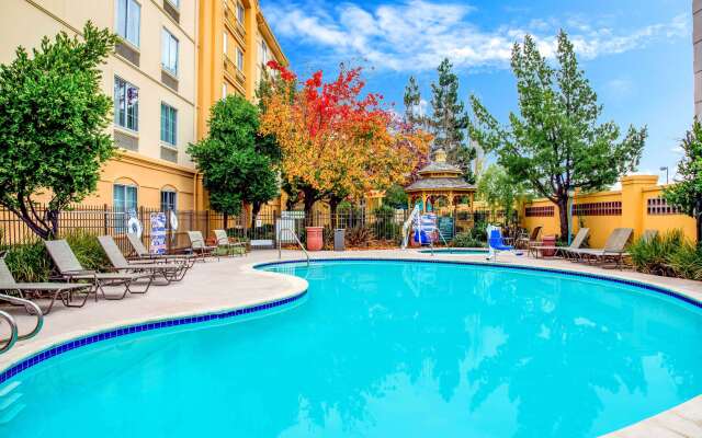 La Quinta Inn & Suites by Wyndham Fremont / Silicon Valley