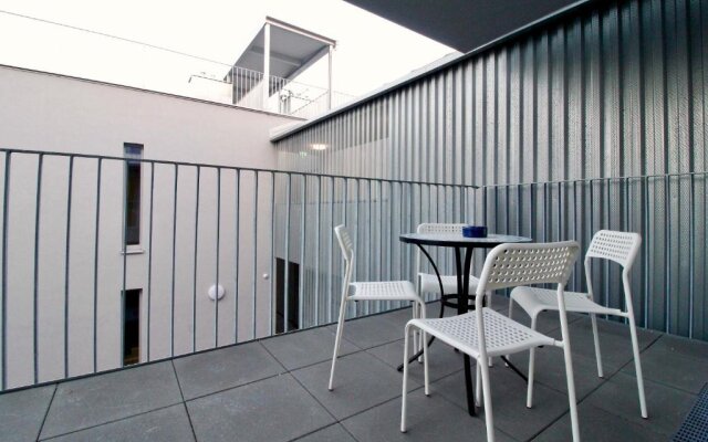 Balcony/pool/free parking garage Studio