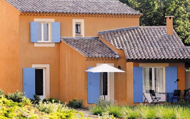 Semi-detached villa with dishwasher, close to the village