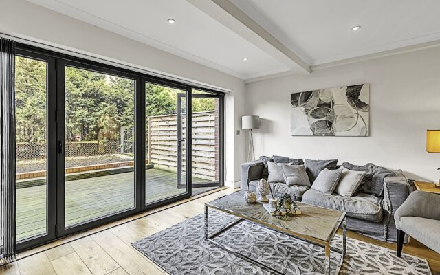 Chic and Contemporary Retreat in Brentford
