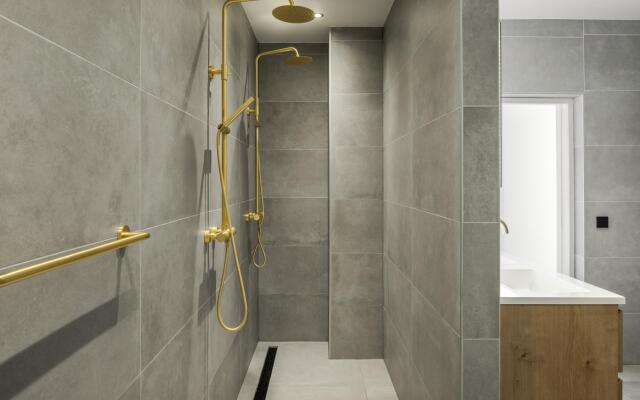 Large fully renovated farmhouse with indoor Swim spa and Sauna