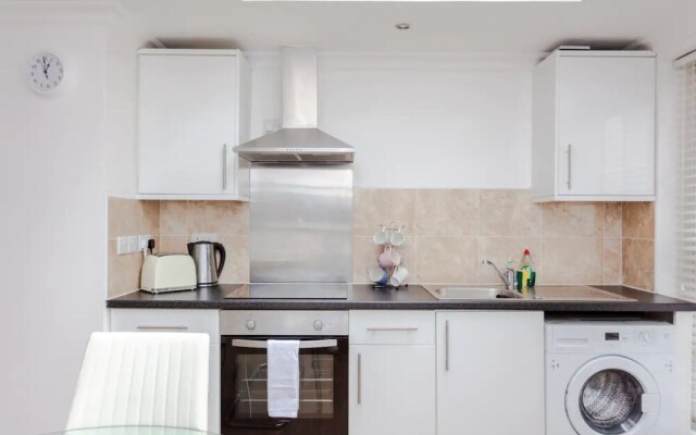 Airy Studio Apartment in Vibrant East London