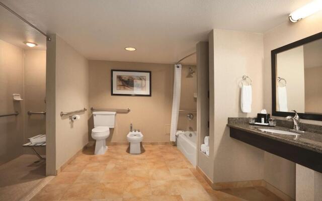 Embassy Suites Phoenix - Tempe