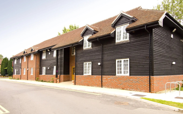 Premier Inn Woking West (A324)