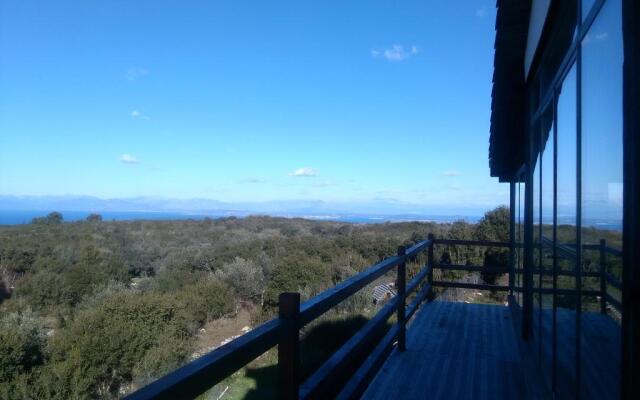 Andraclos House
