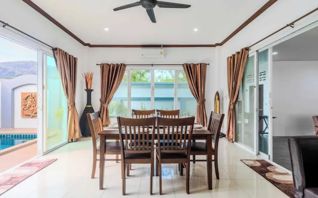 2BR with Pool Near Beaches V267
